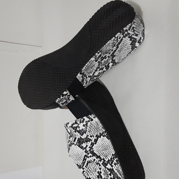 Volatile Snake Print Cross Strap Wedge Sandal - Picture 6 of 8